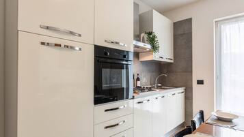 Fridge, oven, stovetop, coffee/tea maker