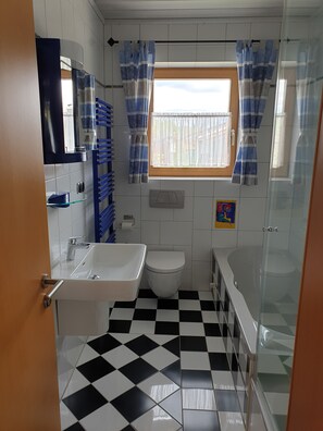 Een bad/douchecombinatie
