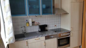 Een koelkast, een microgolfoven, een oven, een kookplaat