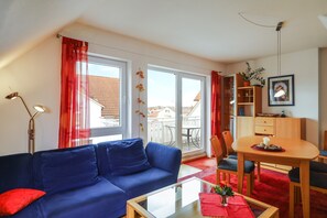 TV, DVD player, stereo - Cosy Apartment "Argenpark" with Lake and Mountain View, Balcony & Wi-Fi (Kressbronn)