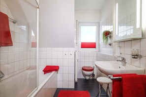 Bathtub, hair dryer, towels - Cosy Apartment "Argenpark" with Lake and Mountain View, Balcony & Wi-Fi (Kressbronn)