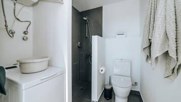 Een douche, een haardroger, handdoeken