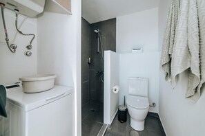 Douche, sèche-cheveux, serviettes fournies