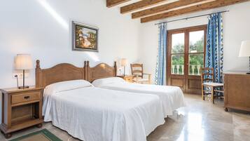 6 bedrooms, iron/ironing board, free WiFi, bed sheets