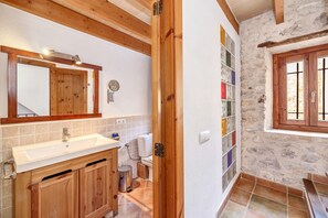 Banyera, assecador de cabells i tovalloles 