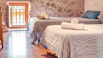 2 bedrooms, iron/ironing board, free WiFi, bed sheets