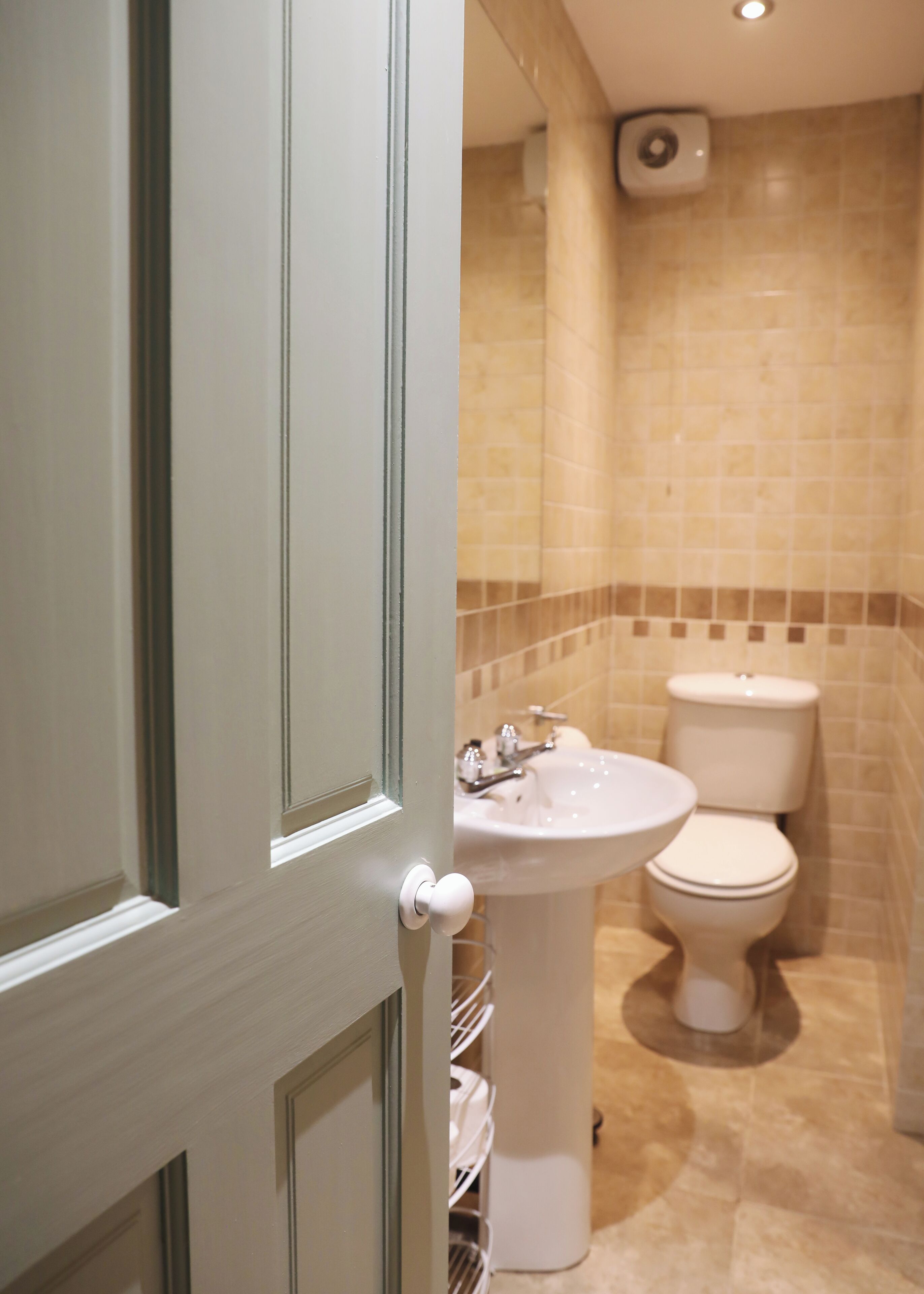 Combined shower/bathtub, hair dryer, towels, soap