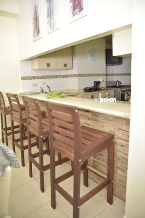 ثلاجة، ميكروويف، فرن، موقد طهي مسطح