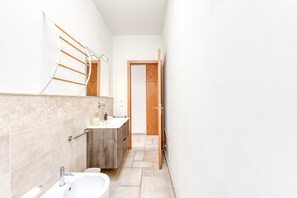 Douche, sèche-cheveux, serviettes fournies