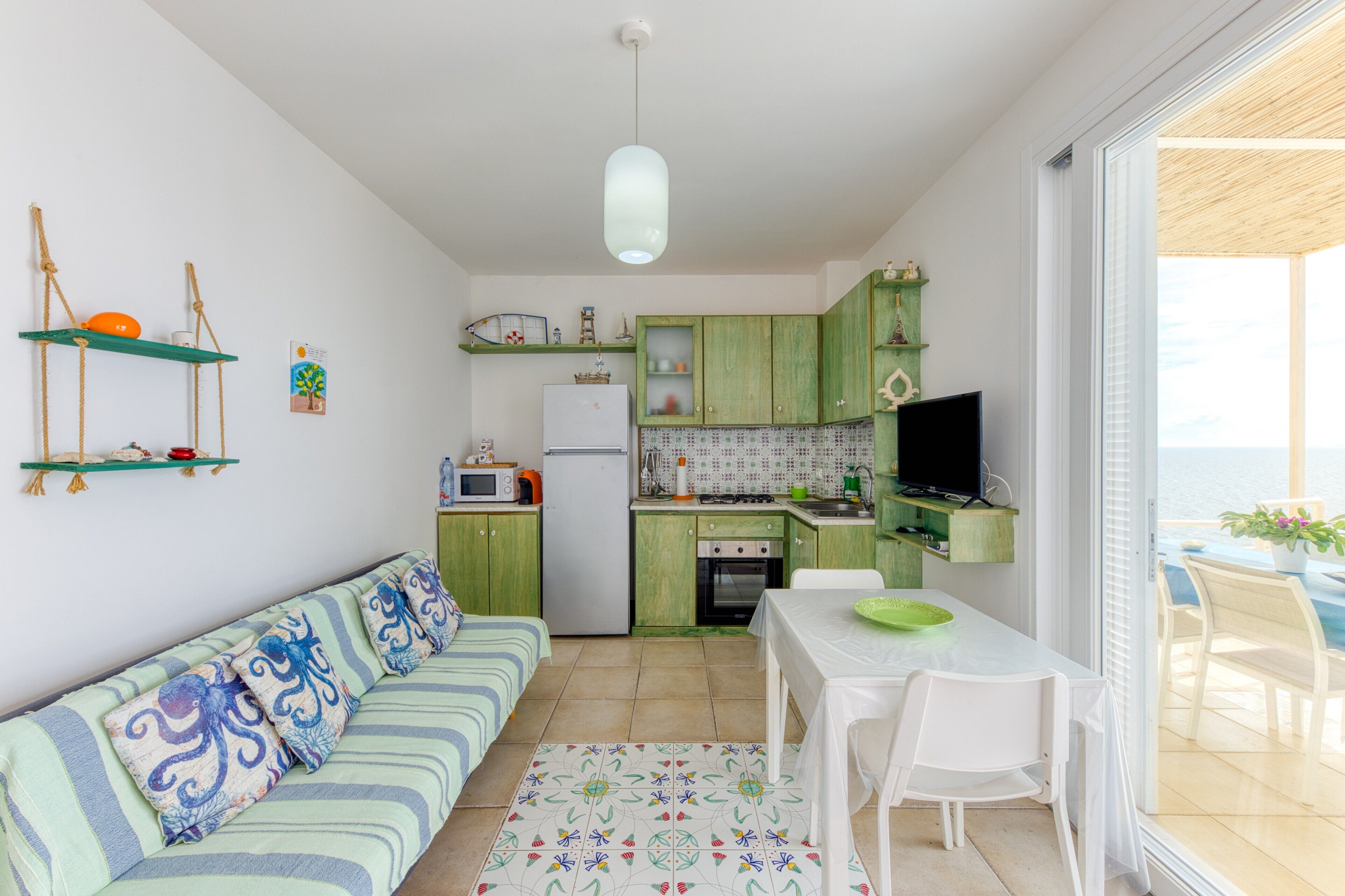 Frigorifero, microonde, forno, piano cottura