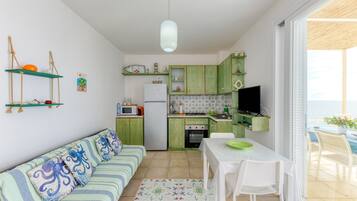 Frigorifero, microonde, forno, piano cottura