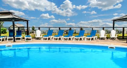 Wasaga Beach/ Blue Mountain Ski Hills/ Christmas village/ Lake Front/