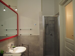 Bathroom - "Dietro Il Castello" holiday home in the center of Catania (Catania)