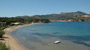 Una spiaggia nelle vicinanze