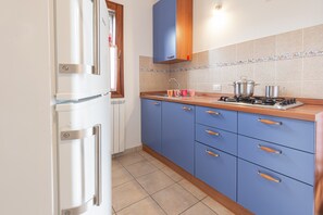 Kühlschrank, Herdplatte, Kochgeschirr/Geschirr/Besteck