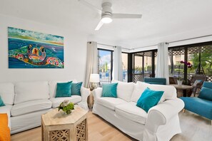 Smart-TV, Tischfußball, Tischtennisplatte, Drucker