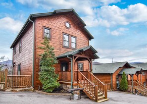 Exterior - Up the Ante TN - Views + NO Steep Roads - Hot Tub, Theater, Game Room, Sleeps 12 (Gatlinburg)