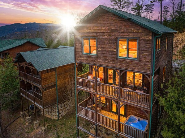Exterior - Up the Ante TN - Views + NO Steep Roads - Hot Tub, Theater, Game Room, Sleeps 12 (Gatlinburg)