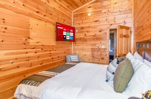 4 bedrooms, memory-foam beds, iron/ironing board, travel cot - Up the Ante TN - Views + NO Steep Roads - Hot Tub, Theater, Game Room, Sleeps 12 (Gatlinburg)