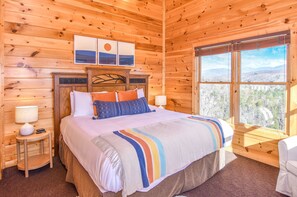 4 bedrooms, memory-foam beds, iron/ironing board, travel cot - Up the Ante TN - Views + NO Steep Roads - Hot Tub, Theater, Game Room, Sleeps 12 (Gatlinburg)