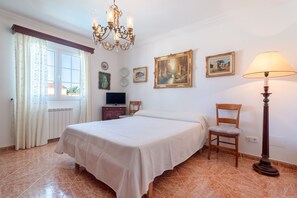 4 chambres, fer et planche à repasser, Wi-Fi gratuit, draps fournis