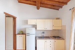 Refrigerador, parrilla de estufa, cafetera y tetera y periquera 