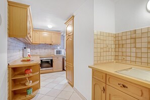 Fridge, oven, stovetop, dishwasher - Apartment "König" with Terrace, Wi-Fi, Garden & Mountain View (Berchtesgaden)