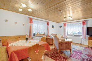 Dining - Apartment "König" with Terrace, Wi-Fi, Garden & Mountain View (Berchtesgaden)