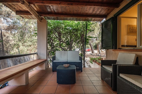 Terrace/patio. Holiday Home “Villetta Simius” with Wi-Fi, Garden & Terrace