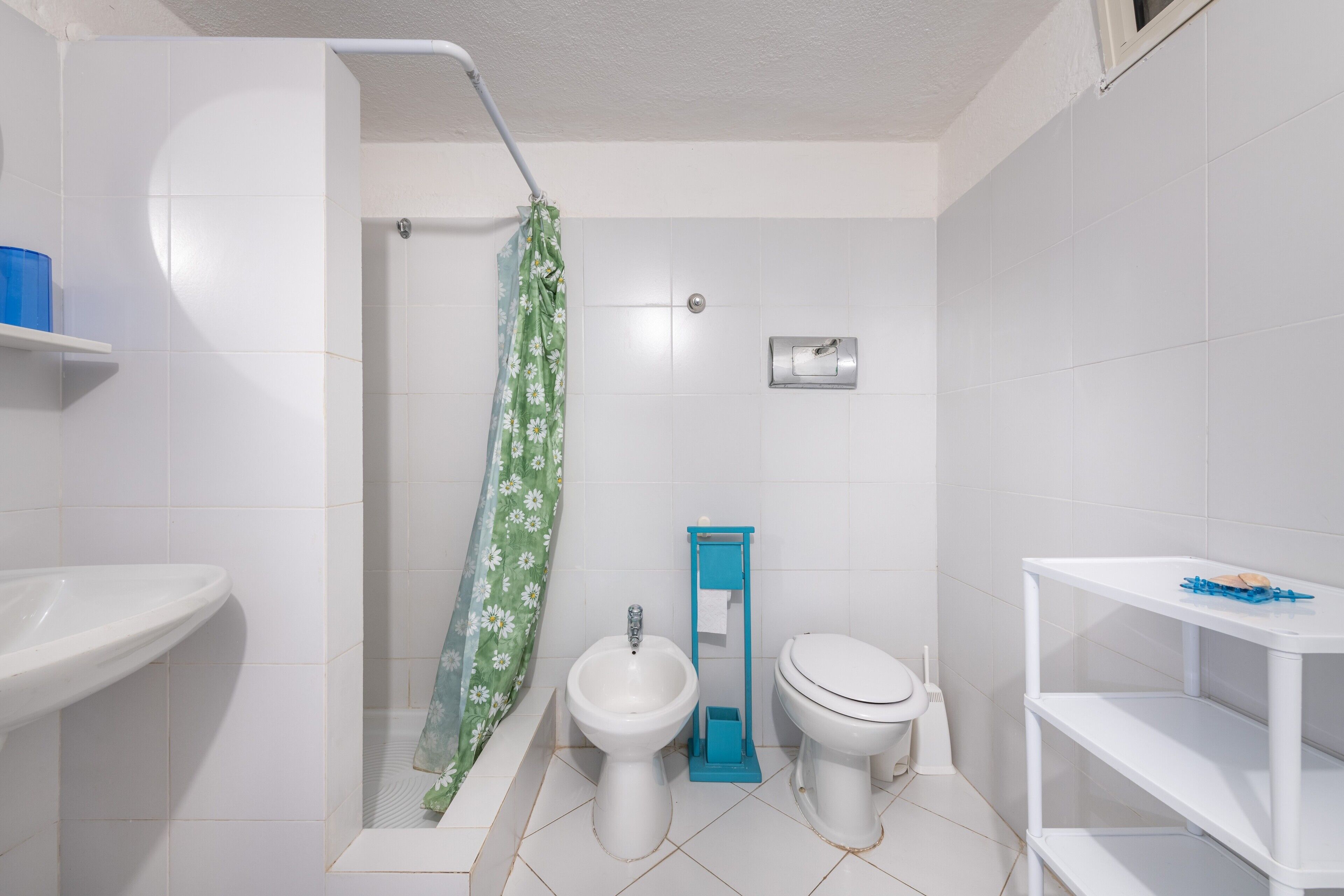 Baignoire, sèche-cheveux, serviettes fournies