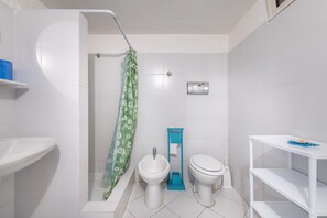 Bathtub, hair dryer, towels