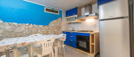 Frigorifero, forno, piano cottura, pentole/stoviglie/utensili