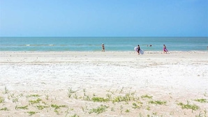 Beach - Serenity by the Sea, 3 Bedrooms, Walk to Beach, Sleeps 6 (Fort Myers Beach)