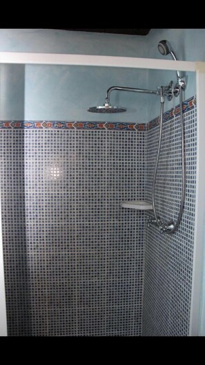Apartamento, 1 habitación | Ducha del cuarto de baño
