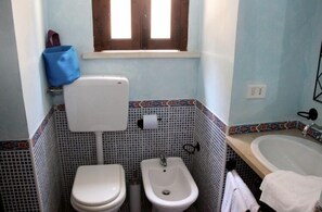 Apartment, 1 Bedroom | Bathroom | Shower, rainfall showerhead, free toiletries, hair dryer - Dimora di Apollo (Syracuse)