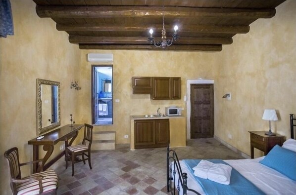 Apartment, 1 Bedroom | 1 bedroom, free cribs/infant beds, free WiFi, bed sheets - Dimora di Apollo (Syracuse)