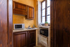 Apartment, 1 Bedroom | Private kitchenette | Full-size fridge, microwave, oven, stovetop - Casa di Era (Syracuse)