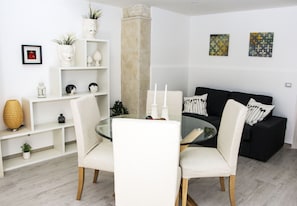 Apartment, 1 Bedroom | In-room dining
