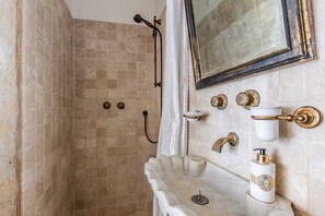 Apartment, 1 Bedroom | Bathroom | Shower, rainfall showerhead, free toiletries, hair dryer - Casa di Leon (Syracuse)