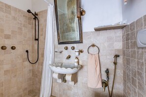 Apartment, 1 Bedroom | Bathroom | Shower, rainfall showerhead, free toiletries, hair dryer - Casa di Leon (Syracuse)