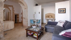Apartamento, 1 habitación | Zona de estar | Una televisión LCD