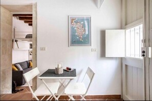 Appartement, 1 chambre | Restauration dans la chambre
