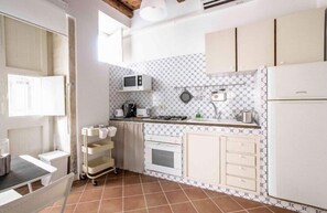 Appartement, 1 chambre | Coin cuisine privé | Grand réfrigérateur, micro-ondes, four, plaque de cuisson