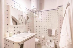 Appartamento, 1 camera da letto | Bagno | Doccia, soffione a pioggia, set di cortesia gratuito, asciugacapelli