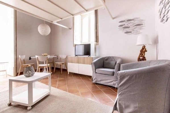 Appartamento, 1 camera da letto | Area soggiorno | TV LCD