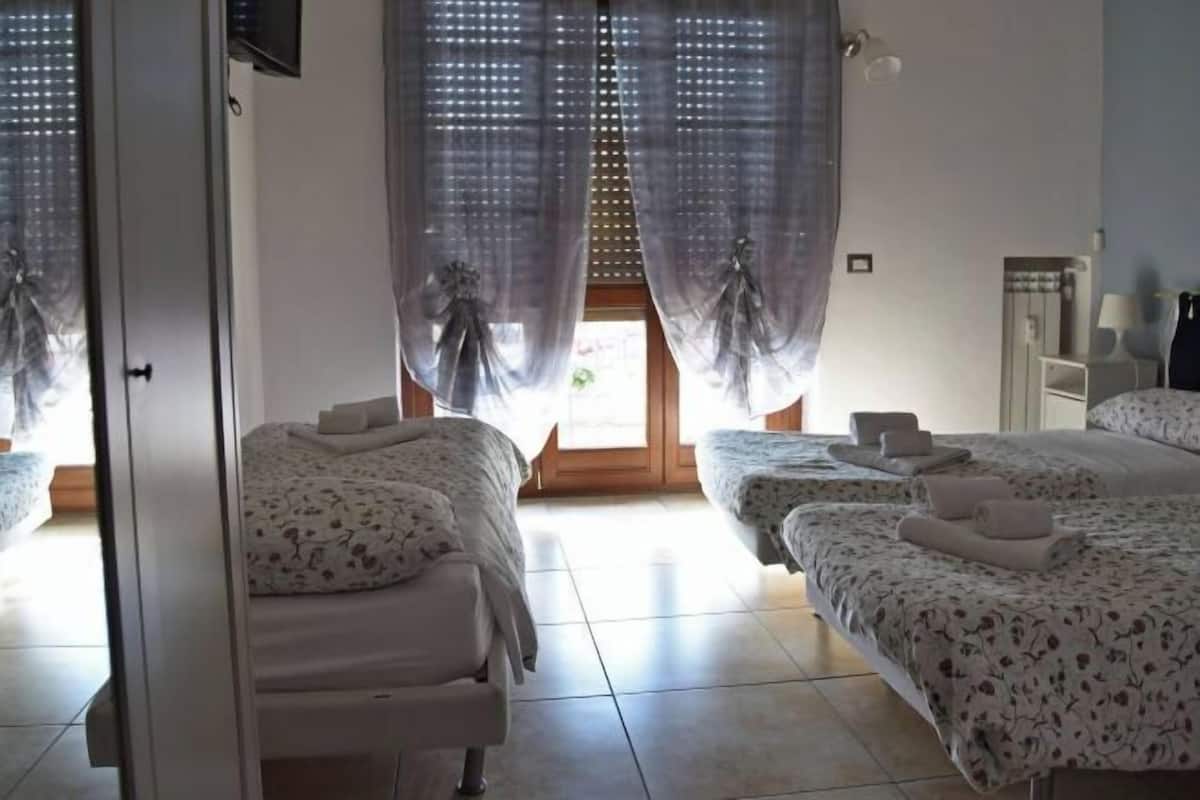 In-room safe, soundproofing, free WiFi, bed sheets