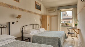 Værelse til 3 personer | Lydisolering, gratis Wi-Fi, sengetøj