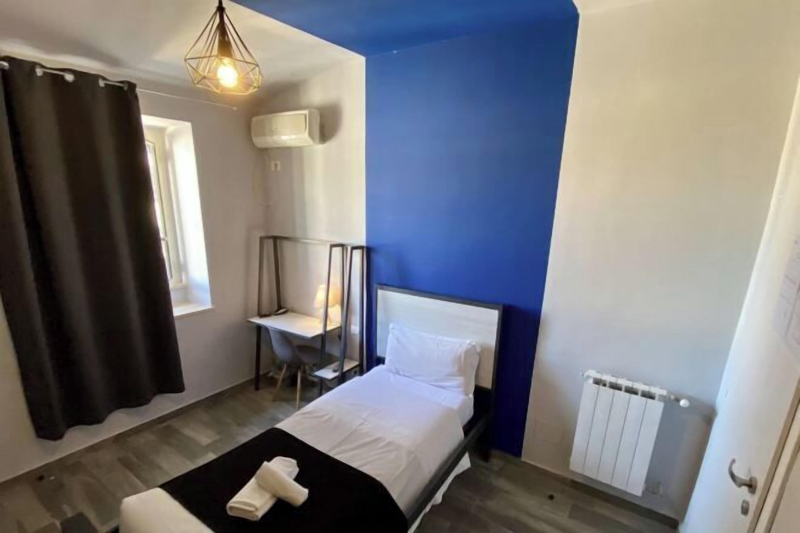 In-room safe, soundproofing, free WiFi, bed sheets