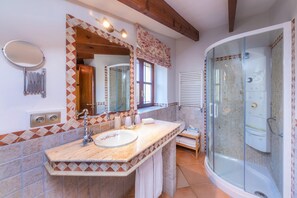 Badewanne, Haartrockner, Handtücher