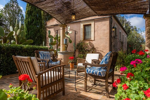Romantic Country House with Mountain View, Pool, Wi-Fi